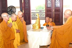 Chư Tăng cử hành nghi thức thọ pháp an cư theo truyền thống