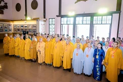 Đoàn Ban Trị sự GHPGVN tỉnh Thanh Hóa dâng hương tưởng niệm tại Nhà tưởng niệm Chủ tịch Hồ Chí Minh (P.Hạc Thành) - Ảnh: Đức Hòe
