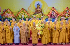 Trưởng lão Hòa thượng Thích Thanh Nhiễu tặng hoa chúc mừng Thượng tọa Thích Tâm Chính, Trưởng Ban Trị sự Phật giáo tỉnh Thanh Hóa nhiệm kỳ 2026-2031 - Ảnh: Quảng Đạo/BGN