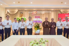 Thượng tọa Thích Tâm Hải cùng các thành viên Ban Biên tập nhận hoa chúc mừng của Thành ủy TP.HCM nhân dịp kỷ niệm 101 năm Ngày Báo chí Cách mạng Việt Nam (21-6-1925 - 21-6-2026) - Ảnh: Quảng Đạo/BGN