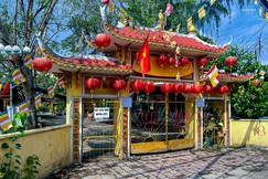 Chùa Định Lâm hiện đang đóng cửa, không tiếp khách, bảng hiệu chùa được phủ tấm vải để che đi tên hiệu 