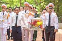 Thủ tướng Chính phủ Lê Minh Hưng trong Lễ di quan hài cốt các liệt sĩ quy tập tại Đài tưởng niệm liệt sĩ - Ảnh: Quảng Đạo/BGN