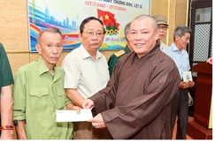 Thượng tọa Thích Tâm Chính trao quà đến các thương binh trên địa bàn phường Quang Trung, tỉnh Thanh Hóa