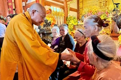 Hòa thượng Thích Gia Quang trao tặng các phần quà ý nghĩa tới thân nhân liệt sĩ
