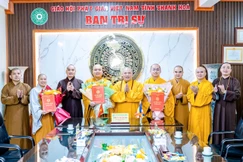 Thượng tọa Thích Tâm Chính trao quyết định bổ nhiệm trụ trì đến chư Tăng, Ni