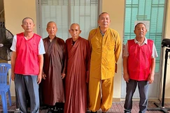 Các đối tượng người nước ngoài mặc trang phục tu sĩ Phật giáo có hành vi mời gọi, bán hàng rong, nhận tiền của khách nước ngoài vừa bị công an phường Bến Thành phát hiện
