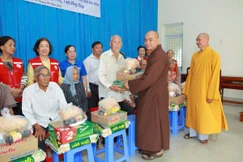 Trao quà đến người dân trên địa bàn tỉnh Đồng Tháp