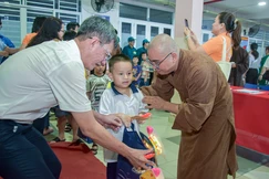 Một em nhỏ nhận quà trung thu từ đại diện chính quyền và chư Tăng thiền viện Hải Đức - Ảnh: Quảng Đạo/BGN