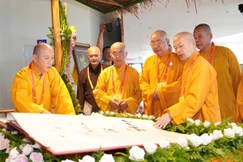Chư tôn đức tham quan triển lãm "Thành tựu Phật giáo Lâm Đồng"