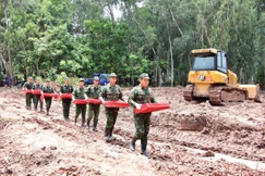 Đội Quy tập hài cốt liệt sĩ thuộc Bộ Tư lệnh TP.HCM đang thực hiện nhiệm vụ tại Công viên Lê Thị Riêng 