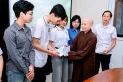 Ni sư Thích Đàm Hương trao học bổng đến các em sinh viên trường Đại học Hồng Đức - Ảnh: Đức Hòe