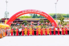 Chư tôn đức cắt băng khánh thành các hạng mục công trình xây dựng chùa Giáng - Ảnh: Đức Hòe