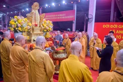 Khóa lễ cầu nguyện anh linh 731 liệt sĩ tại Công viên Lê Thị Riêng trước giờ diễn ra Lễ tưởng niệm, truy điệu và an táng - Ảnh: Quảng Đạo/BGN
