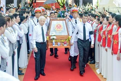 Thủ tướng Chính phủ Lê Minh Hưng cùng nguyên Chủ tịch nước Nguyễn Minh Triết di quan hài cốt liệt sĩ từ Công viên Lê Thị Riêng ra xe đưa về Nghĩa trang Liệt sĩ TP.HCM để an táng - Ảnh: Quảng Đạo/BGN