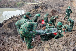Đến hết ngày 17-10, lực lượng làm nhiệm vụ đã phát hiện, quy tập thêm 13 hài cốt liệt sĩ cùng 2 bộ di vật kèm theo - Ảnh: Quảng Đạo/BGN