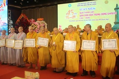 Các tập thể, cá nhân Ban Văn hóa Trung ương nhận Bằng khen nhân Kỷ niệm 45 năm thành lập - Ảnh: Chu Minh Khôi