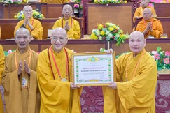 Hòa thượng Thích Khế Chơn nhận Bằng tuyên dương công đức của tập thể Ban Hướng dẫn Phật tử Trung ương - Ảnh: Quảng Đạo/BGN