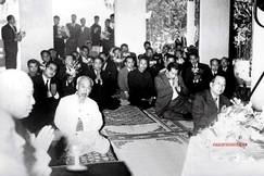 Chủ tịch Hồ Chí Minh cùng với Vua Lào lễ Phật tại chánh điện chùa Quán Sứ, Hà Nội (1966) - Ảnh tư liệu GN