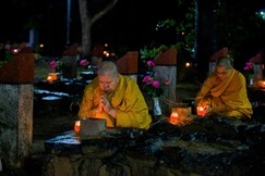 Chư Tăng thăm viếng, cầu nguyện tại Nghĩa trang Liệt sĩ Hàng Dương ở Côn Đảo - Ảnh: Quảng Đạo/BGN