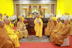 Thượng tọa Thích Quảng Hiền cung tuyên tiểu sử cố Thượng tọa Thích Quảng Tánh trong Lễ truy niệm - Ảnh: Nguyên Tài/BGN