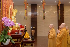 Đức Pháp chủ niêm hương cầu nguyện trước tôn tượng Bồ-tát Địa Tạng trong Pháp hội Vu lan Phật lịch 2569 (2025) tại Việt Nam Quốc Tự - Ảnh: Bảo Toàn/BGN