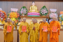 Trưởng lão Hòa thượng Thích Thiện Pháp trao quyết định chuẩn y nhân sự đến chư tôn đức Ban Trị sự GHPGVN tỉnh Đồng Nai