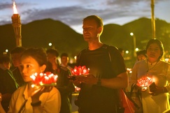 Người dân, du khách quốc tế tham dự Lễ cầu nguyện tại Cầu Tàu 914 - Đặc khu Côn Đảo cùng chư Tăng, lãnh đạo Đảng, Chính quyền TP.HCM - Ảnh: Quảng Đạo/BGN