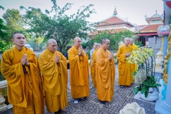 Thượng tọa Thích Tâm Hải và phái đoàn Báo Giác Ngộ đảnh lễ trước bảo tháp Trưởng lão Hòa thượng Thích Minh Nguyệt trong khuôn viên tổ đình Thiên Thai (xã Long Điền) - Ảnh: Tâm Quý/BGN