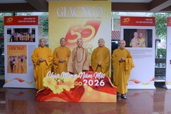 Đức Pháp chủ GHPGVN và Hòa thượng Thích Lệ Trang, Hòa thượng Thích Thiện Thống, Hòa thượng Thích Huệ Thông, Hòa thượng Thích Nhựt Hỷ tại không gian chụp ảnh lưu niệm - Ảnh: Bảo Toàn/BGN