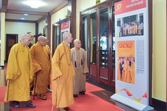Đức Pháp chủ và chư vị Trưởng lão xem các dấu ấn của Báo Giác Ngộ trưng bày tại Việt Nam Quốc Tự - Ảnh: Quảng Đạo