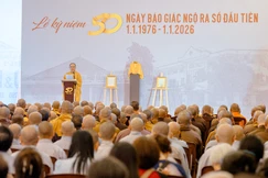 Thượng tọa Thích Tâm Hải, Tổng Biên tập phát biểu khai mạc trong Lễ kỷ niệm 50 năm Báo Giác Ngộ, diễn ra tại Việt Nam Quốc Tự, ngày 31-12-2025 - Ảnh: Đăng Huy