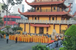 [Video] Thiêng liêng Lễ an vị vĩnh viễn xá-lợi Trái tim Bồ-tát Thích Quảng Đức vào tháp Đa Bảo