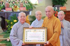 Hòa thượng Thích Nhựt Hỷ trao Bằng tuyên dương công đức đến chư Ni lãnh đạo Phân ban Ni giới thuộc Ban Tăng sự GHPGVN TP.HCM trong Lễ tổng kết ngày 14-1-2026 tại Việt Nam Quốc Tự - Ảnh: Trung Thắng