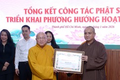 Hòa thượng Thích Gia Quang, Phó Chủ tịch Hội đồng Trị sự, Trưởng ban Thông tin - Truyền thông T.Ư trao Bằng tuyên dương công đức của Ban Thường trực Hội đồng Trị sự GHPGVN đến Báo Giác Ngộ