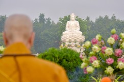 Đức Pháp chủ chứng minh Lễ Phật thành đạo tại HVPGVN tại TP.HCM - Ảnh: Quảng Đạo/BGN