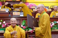 Hòa thượng Thích Nhựt Hỷ, Phó Trưởng ban Thường trực Ban Trị sự GHPGVN TP.HCM đón nhận Giáo chỉ của Đức Pháp chủ do Trưởng lão Hòa thượng Thích Thiện Nhơn đại vị trao cho đơn vị GHPGVN TP.HCM - Ảnh: Bảo Toàn/BGN