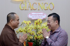 Giám đốc Sở Dân tộc và Tôn giáo TP.HCM với Thượng tọa Tổng Biên tập Báo Giác Ngộ - Ảnh: Bảo Toàn/BGN