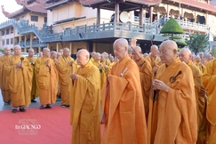 Đức Pháp chủ, Trưởng lão Hòa thượng Chủ tịch Hội đồng Trị sự cùng chư vị Trưởng lão dâng hương trước tháp Đa Bảo - nơi an vĩnh viễn xá-lợi Trái tim Bồ-tát Thích Quảng Đức - Ảnh: Bảo Toàn/BGN