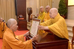 Trưởng lão Hòa thượng Thích Thiện Nhơn trao Giáo chỉ tấn phong đến Hòa thượng Thích Giác Trí - Ảnh: Bảo Toàn/BGN