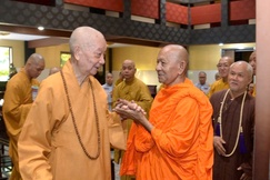 Đức Pháp chủ ân cần thăm hỏi Hòa thượng Đào Như, Trưởng ban Trị sự GHPGVN TP.Cần Thơ - Ảnh: Báo Giác Ngộ