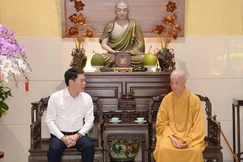 Thiếu tướng Nguyễn Hữu Mạnh thăm Đức Đệ tứ Pháp chủ GHPGVN - Ảnh: Bảo Toàn/BGN