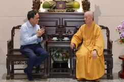 Ủy viên Bộ Chính trị, Bí thư Thành ủy TP.HCM Trần Lưu Quang chúc Tết Đức Pháp chủ - Ảnh: Bảo Toàn/BGN