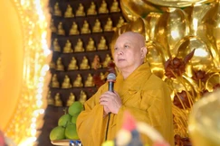 Hòa thượng Thích Lệ Trang chia sẻ câu chuyện đầu năm - Ảnh: Bảo Toàn/BGN