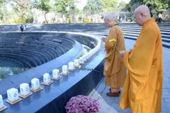 Đức Pháp chủ GHPGVN - Đại lão Hòa thượng Thích Trí Quảng đặt hoa tưởng niệm đồng bào tử vong trong đại dịch Covid-19 tại tượng đài Giọt nước - Công viên số 1 Lý Thái Tổ sáng 16-2026 - Ảnh: Bảo Toàn/BGN