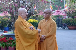 Hòa thượng Thích Lệ Trang chia sẻ câu chuyện đầu năm - Ảnh: Bảo Toàn/BGN