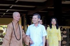 Đại lão Hòa thượng Thích Trí Quảng cùng ông Lê Minh Trí và phu nhân, gia quyến tại chùa Huê Nghiêm - TP.HCM - Ảnh: Nguyện Truyền/BGN