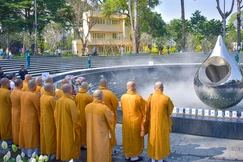 Chư tôn đức cầu nguyện, tưởng niệm đồng bào tử vong trong đại dịch Covid-19 tại khu vực tượng đài Giọt nước - Ảnh: Văn Phúc/BGN