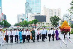 Đoàn đại diện lãnh đạo và Nhân dân TP.HCM dâng hoa trước Tượng đài Chủ tịch Hồ Chí Minh (đường Nguyễn Huệ, phường Sài Gòn)