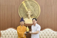 Hòa thượng Thích Thanh Quyết tặng tôn tượng Phật hoàng Trần Nhân Tông đến ông Bí thư Tỉnh ủy Sơn La Hoàng Văn Nghiệm