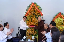 Phó Thủ tướng Chính phủ Nguyễn Văn Thắng chúc mừng Trưởng lão Hòa thượng Thích Giác Quang, Phó Pháp chủ Hội đồng Chứng minh GHPGVN - Ảnh: Đức Tuân/VGP